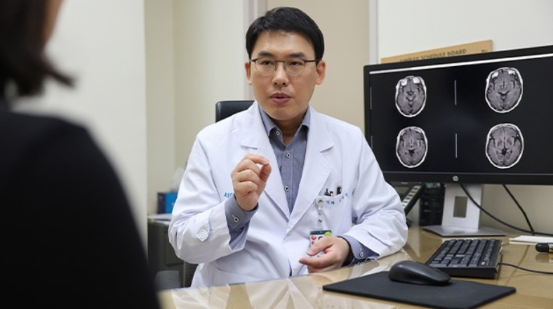 알츠하이머 치료의 패러다임 전환: 신약 '레켐비'가 갖는 의미와 현실적 한계